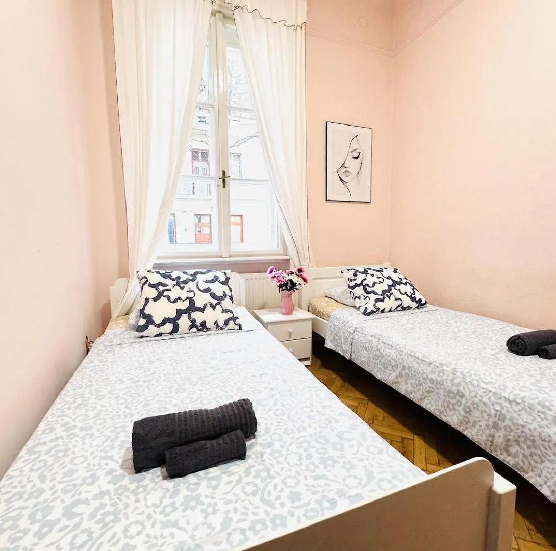 Y Central Station Private Rooms Budapeşte